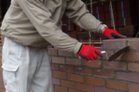 水糸に合わせレンガを積んでいく